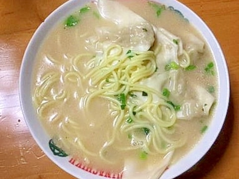 なんちゃって豚骨風のラーメンワンタン